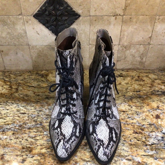 Linea Paolo faux snake skin boots.  Size 9m excellent shape - Picture 1 of 8